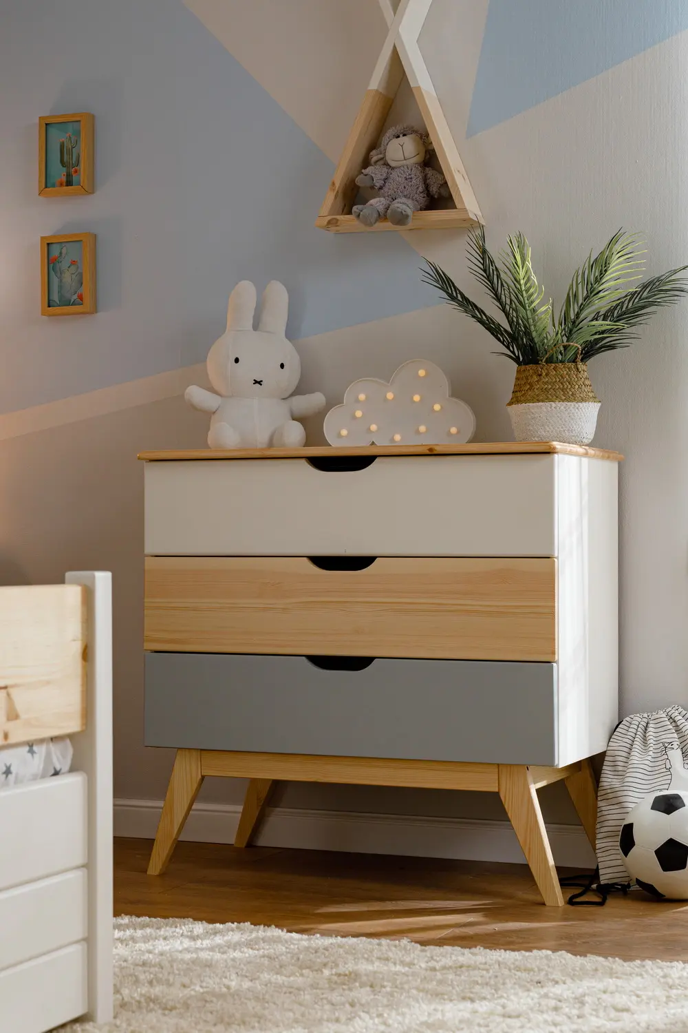 Полка белая из массива ТК №4