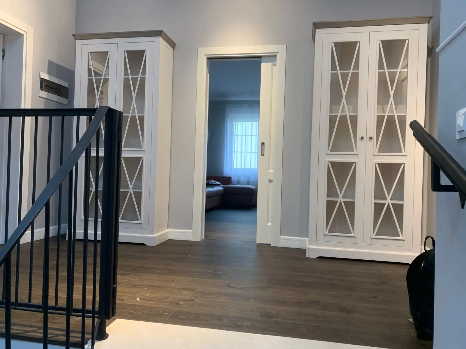 Витрина Форест с двумя стеклянными дверями белый воск/серый