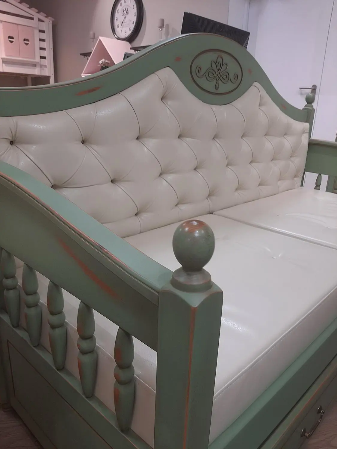 Диван Валенсия 2-15 с декор. вензелем на изголовье