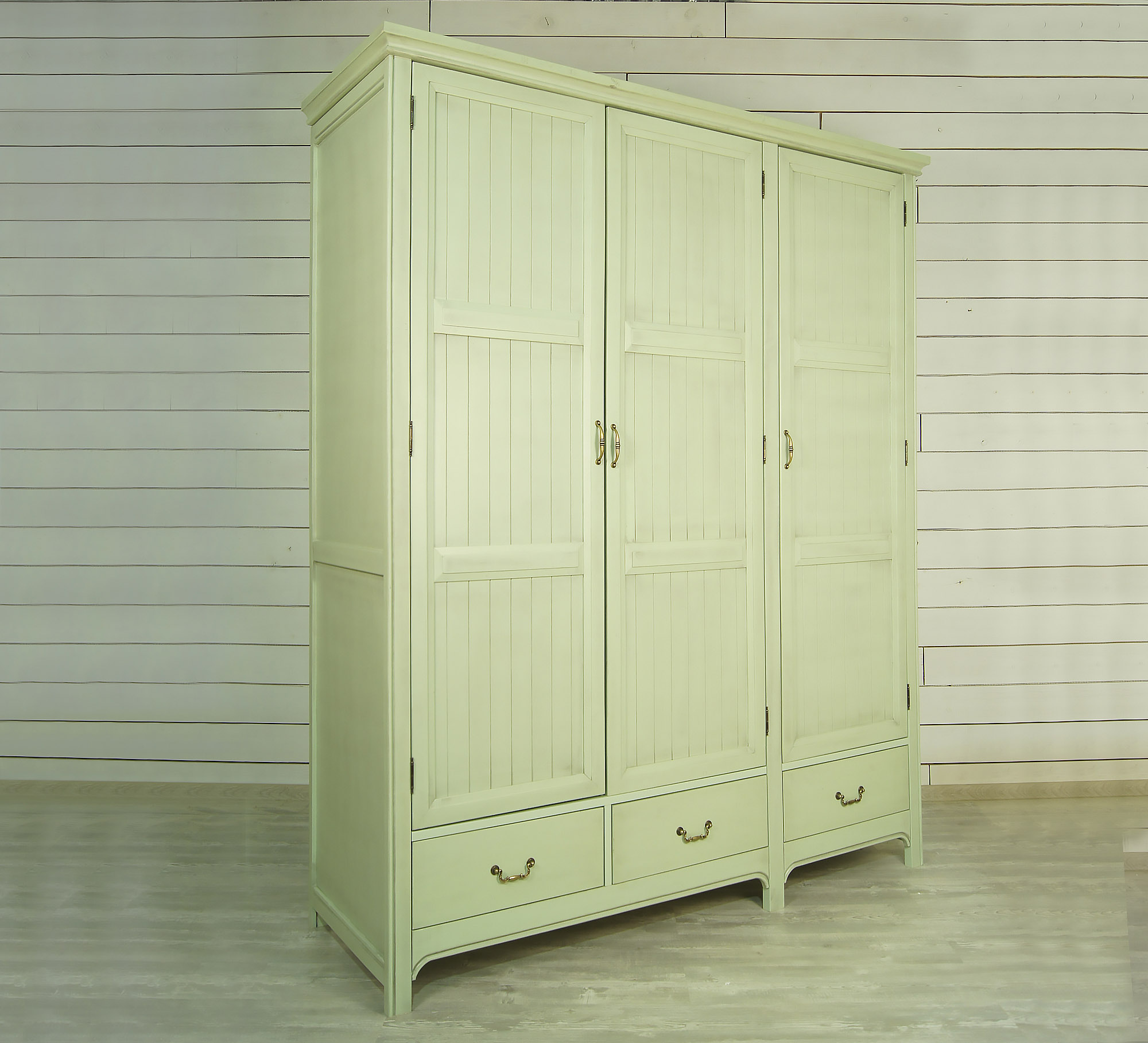 Шкаф трёхстворчатый массив "Olivia"