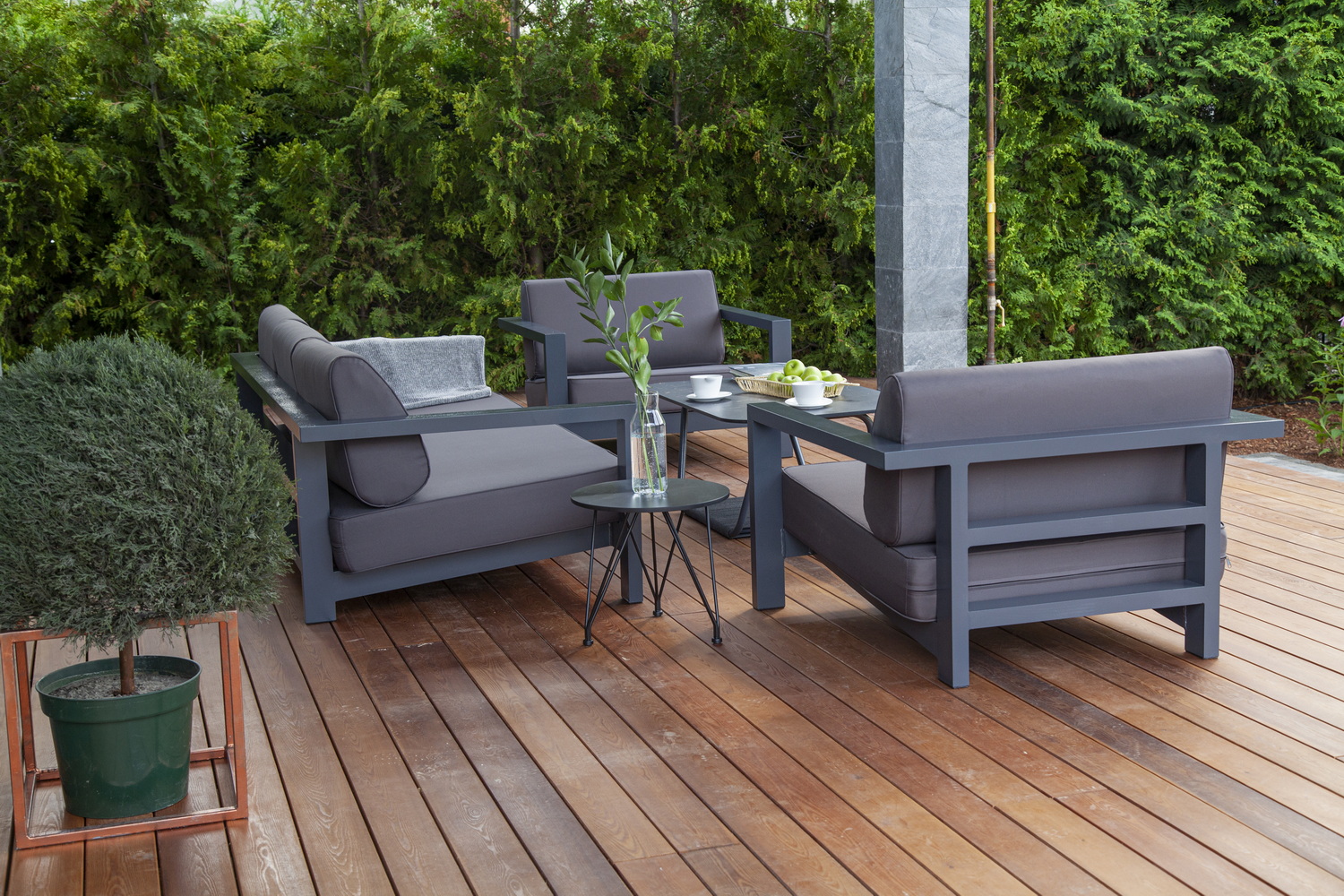 «Горнида» лаунж-зона из алюминия со столиком из HPL