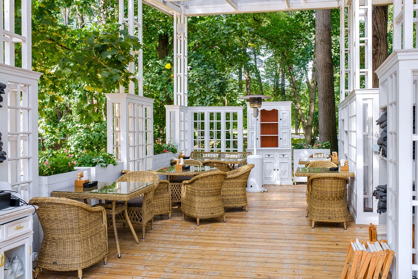 "Равенс" плетеное кресло из искусственного ротанга, цвет соломенный с серой подушкой